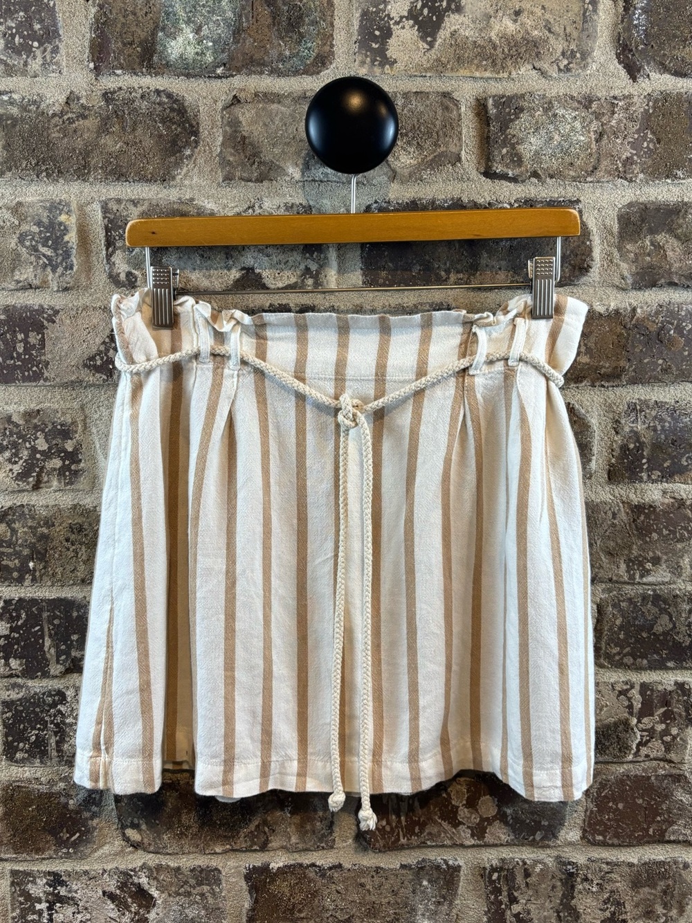 American Eagle Cream and Tan Striped Paperbag Waist Mini Skirt Size L
